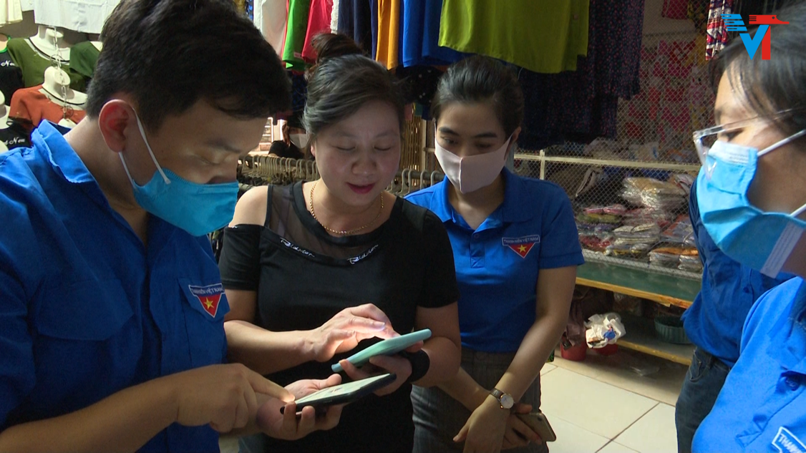 Đoàn Thanh niên thành phố hỗ trợ người dân cài đặt ứng dụng Bluezone