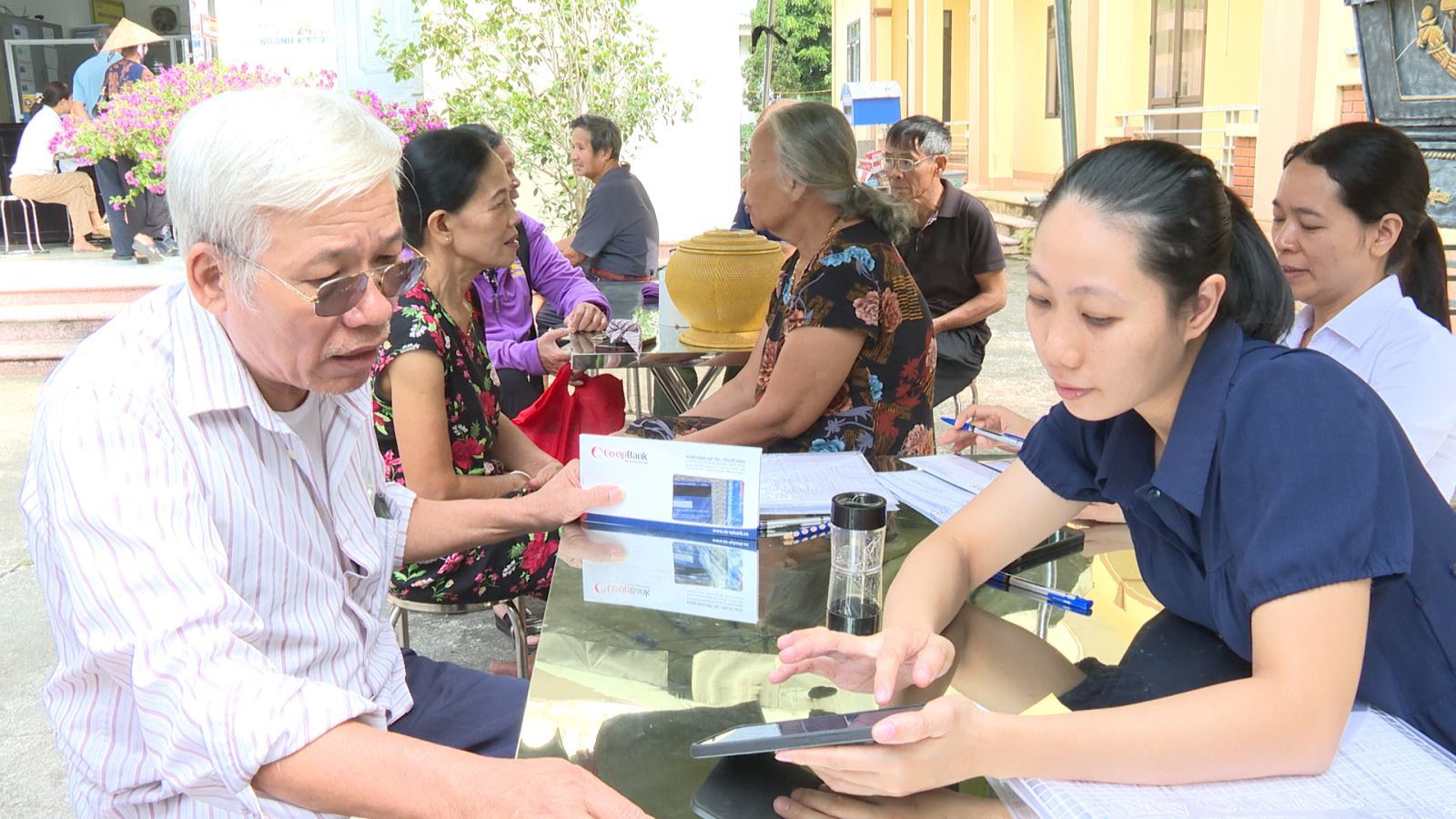 Thúc đẩy không sử dụng tiền mặt trong chi trả an sinh xã hội