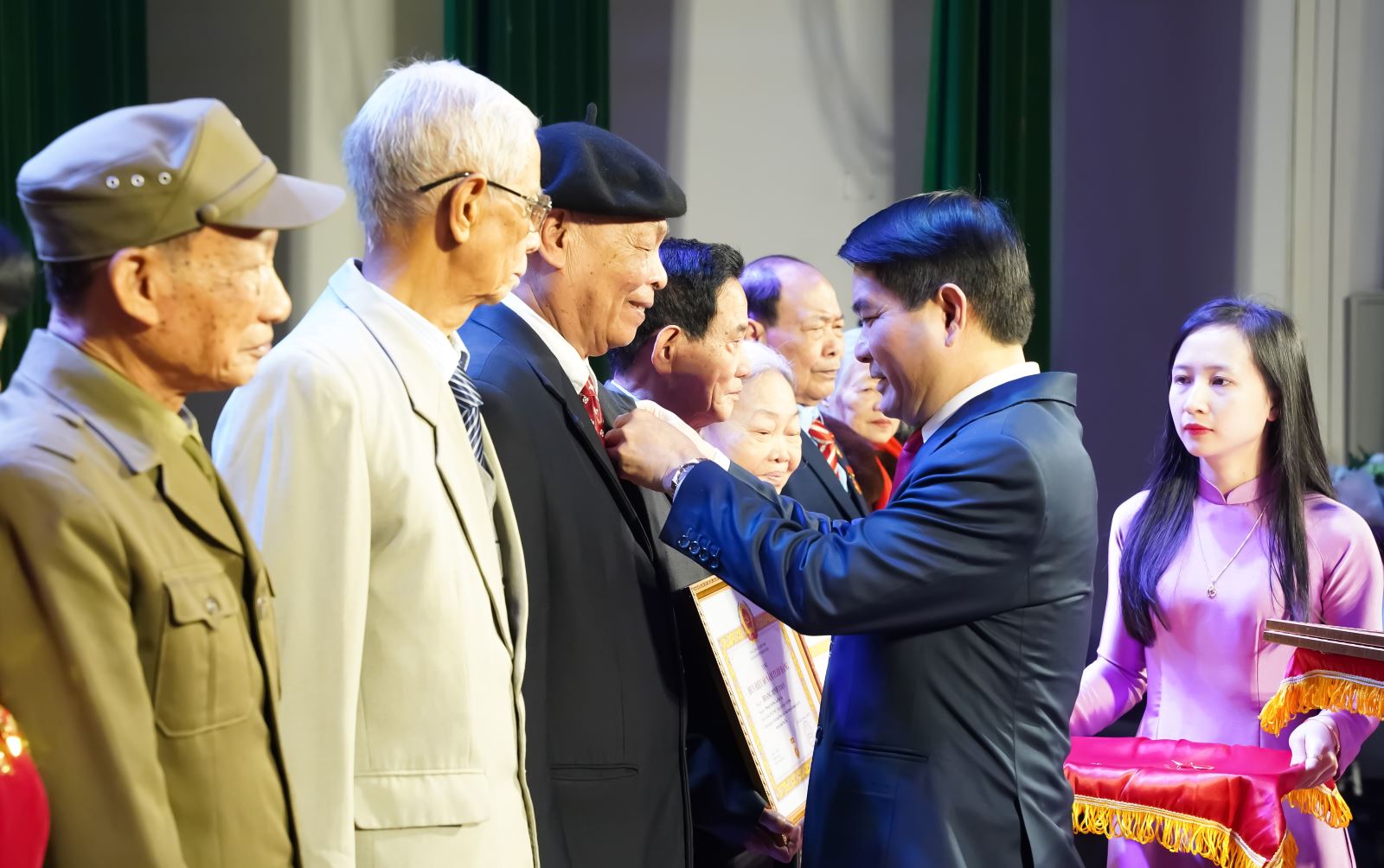 Việt Trì trao huy hiệu Đảng cho các đảng viên nhân dịp 3/2