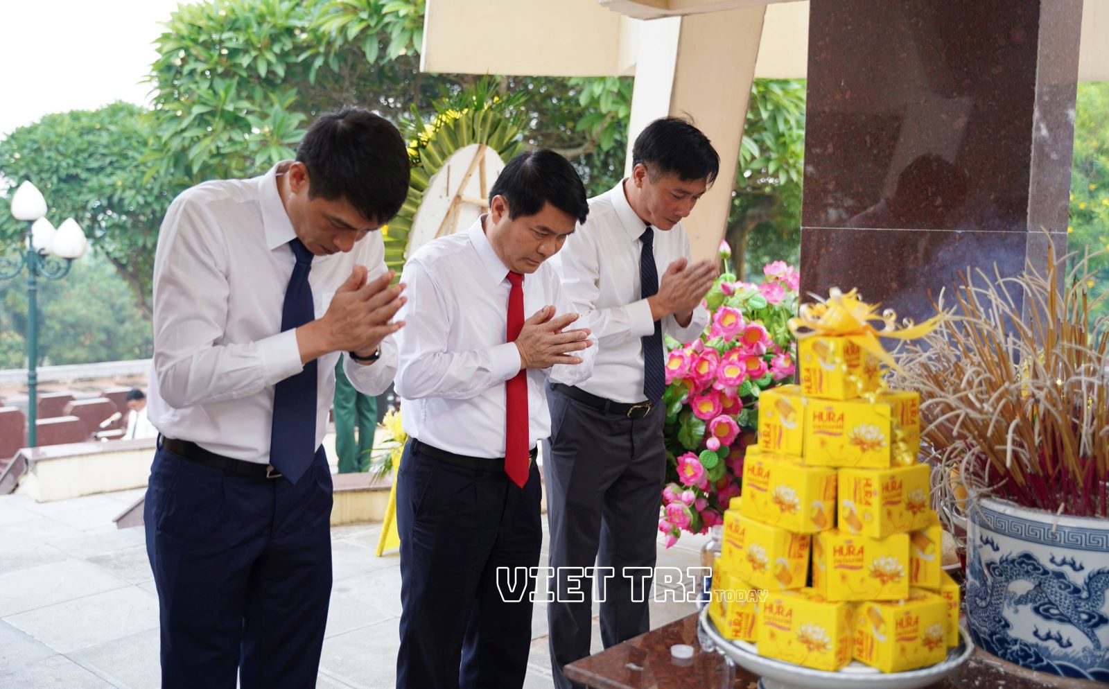 Việt Trì viếng các anh hùng liệt sỹ và tri ân các gia đình chính sách