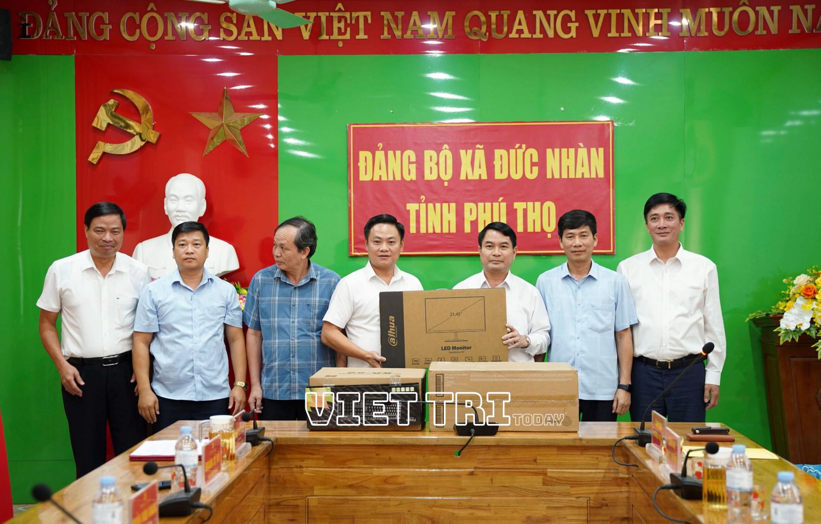 Việt Trì trao tặng trang thiết bị phục vụ chuyển đổi số